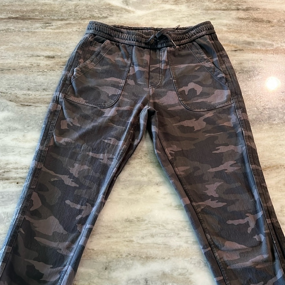 Athleta Farallon joggers size 2 grey camo